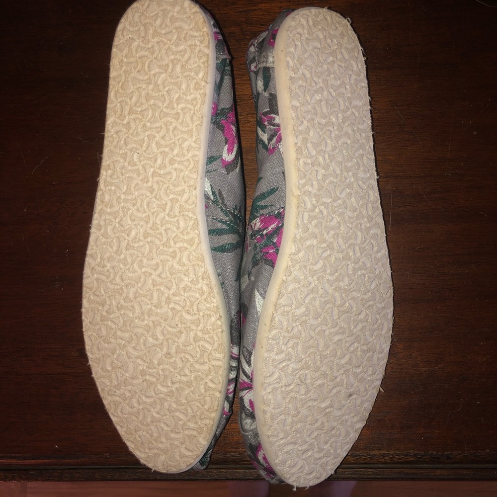 Toms - Picture 3 of 3
